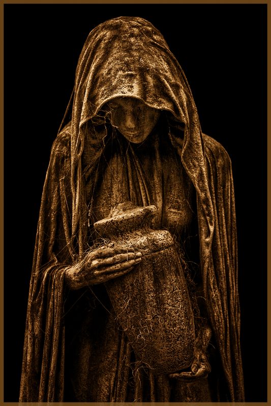 tn_Davis Graveyard - Lady with Urn